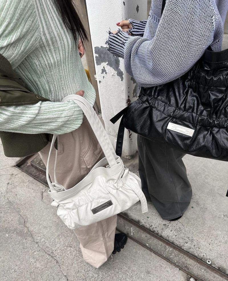 Koreanische Designer INS Mode Mädchen Plissee Design Band Multifunktionale Handtasche_voghion.com