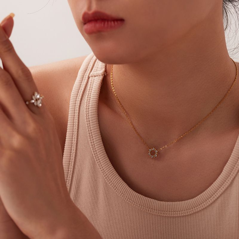 Collana con ciondolo ad anello in acciaio inossidabile dorato versatile da donna alla moda, intarsiato con zirconi circolari irregolari_voghion.com