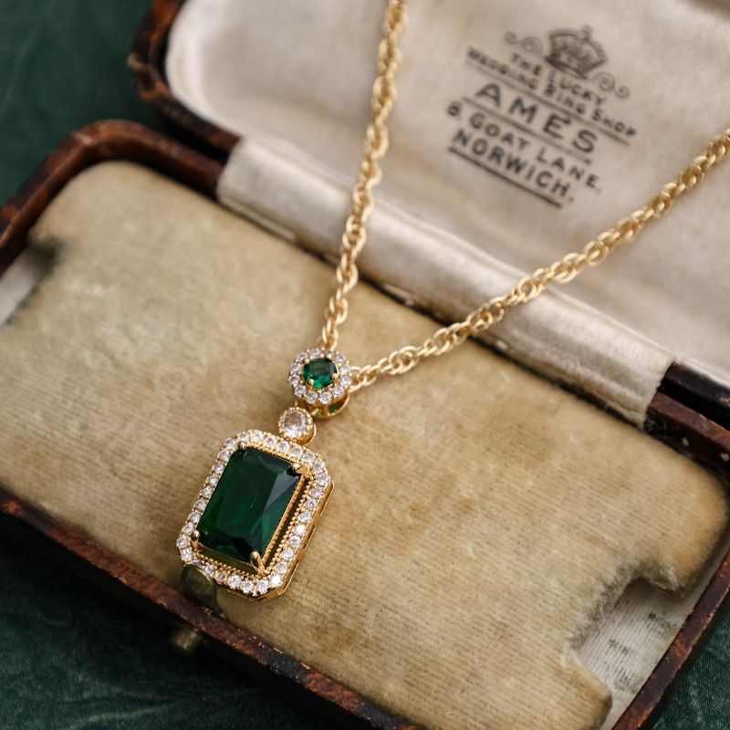Set di gioielli da donna in stile vintage con cristalli verdi intarsiati: catena regolabile per maglione, collana con ciondolo, orecchini e anello leggero di lusso_voghion.com