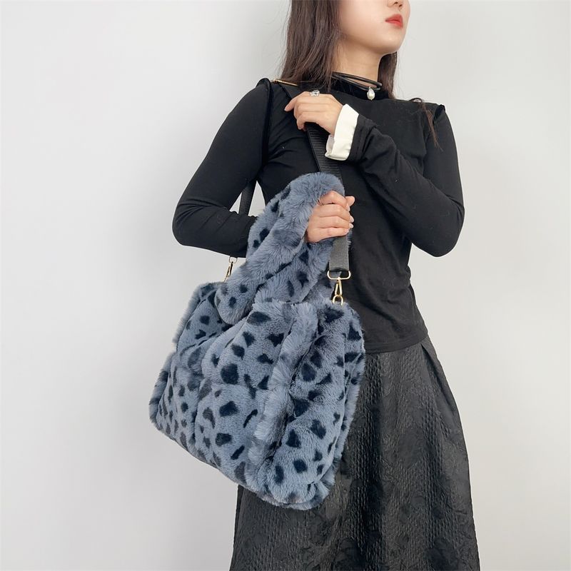 Borsa tote in pelliccia sintetica con stampa leopardata per donna: elegante borsa a tracolla con chiusura magnetica, grande capacità, accessorio alla moda invernale_voghion.com