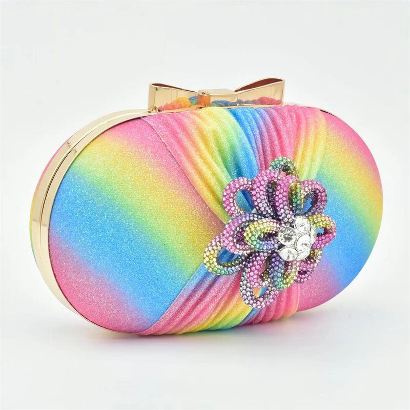 Sandali con tacco a spillo decorativi con applicazione tridimensionale con borsa da sera per banchetti con design alla moda dello stesso colore_voghion.com