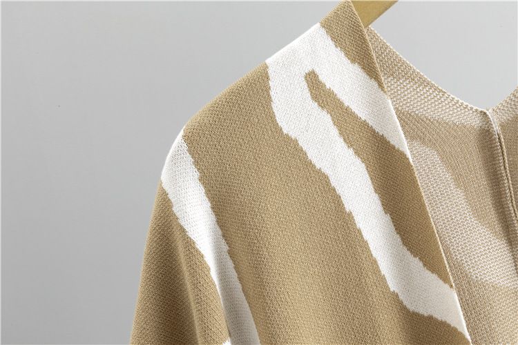 Dameklær elegant dame, lat stil, strikket genser, sjal, kappe, bukser med brede ben, tredelt dress_voghion.com