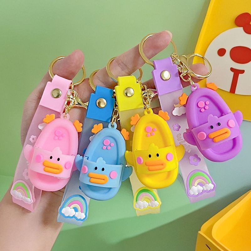 Portachiavi per auto a forma di anatra, con piccole pantofole, ciondolo, zaino per auto, piccolo regalo, portachiavi_voghion.com