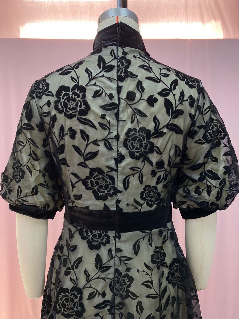 2025 neue Sommer Stil Stehkragen Schwarz Plüsch Dichtes Mesh Taille Spitze Spleißen Modische Abnehmen Kleid_voghion.com