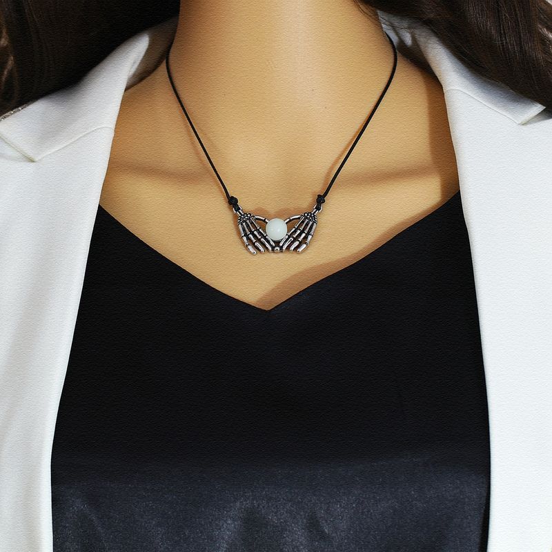 Serie di gioielli di Halloween con teschi: collana di perline luminose a forma di mano punk con scheletro a forma di cuore, regali di Halloween esagerati creativi e personalizzati_voghion.com