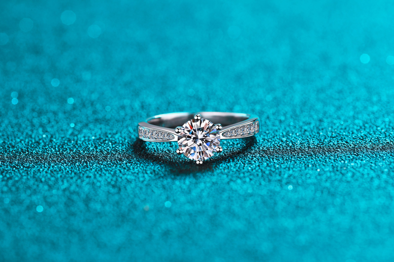 Six Claw Mosang Stone Ring, Pure Silver, High end, Light Luxury, Plating with Pt950 Gold Jewelry for Women in Small and_voghion.com