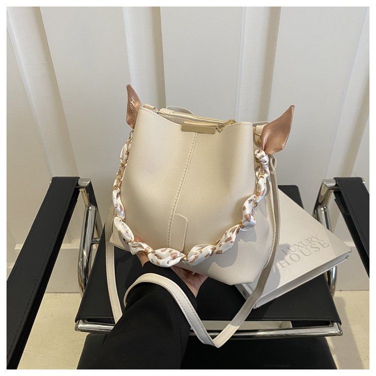 Secchiello alla moda ad alta capacità nel 2024, nuova tracolla a catena con design di nicchia, borsa a tracolla per donna_voghion.com