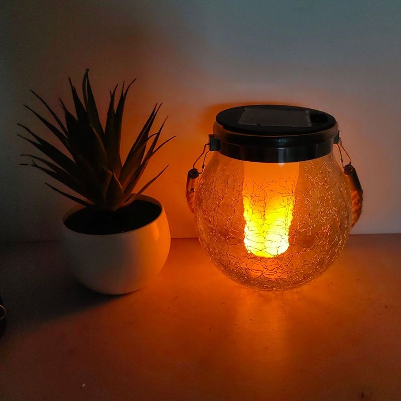 Zonne-aangedreven lantaarn met gebarsten glazen vlam - Hangende weckpotlamp voor buiten met automatische schemer-tot-dageraadsensor, IP55 waterdicht_voghion.com