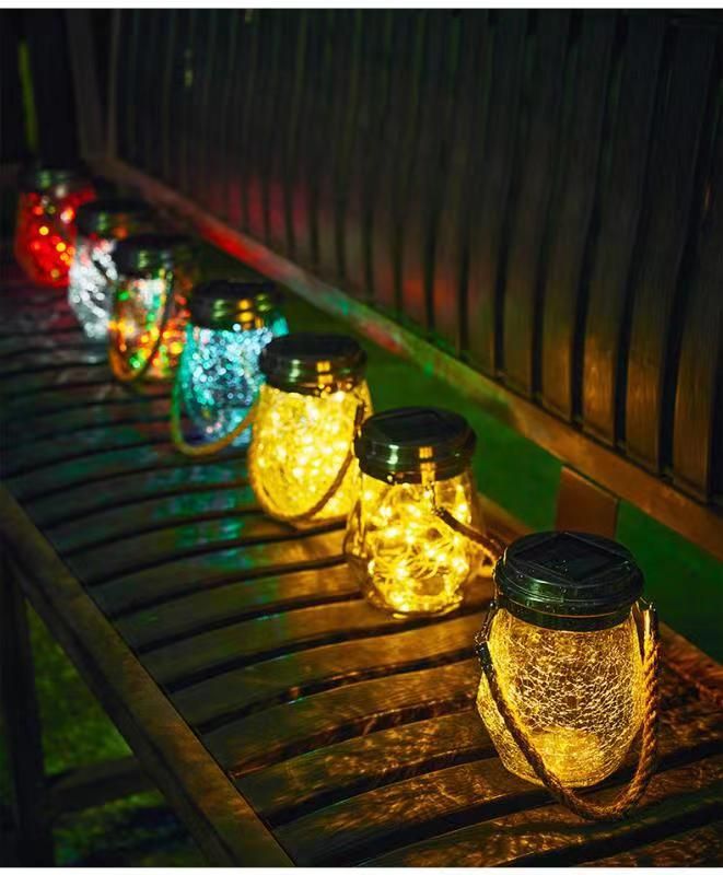 Lampion wiszący LED z popękanego szkła Mason Jar zasilany energią słoneczną – do ogrodu, na taras i jako element dekoracji świątecznej (dostępny w wielu kolorach i stylach)_voghion.com