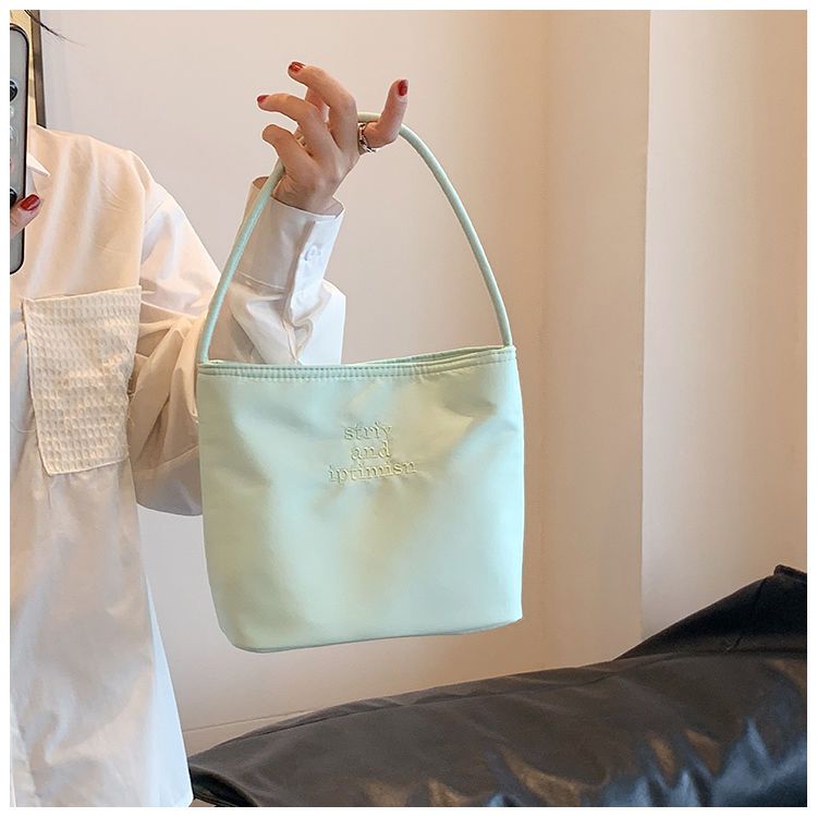 FOUR ONE Borsa a tracolla semplice casual da pendolare, borsa a secchiello in nylon ricamata con lettere di nicchia coreane_voghion.com