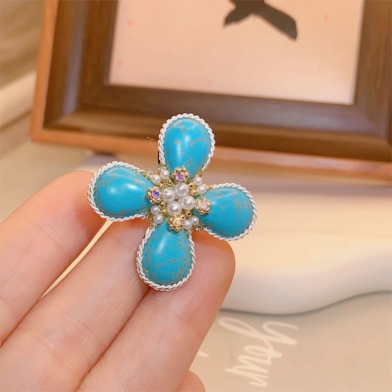 Spilla con perla turchese a quattro petali per donna, accessorio floreale vintage di alta gamma, di lusso e di nicchia_voghion.com