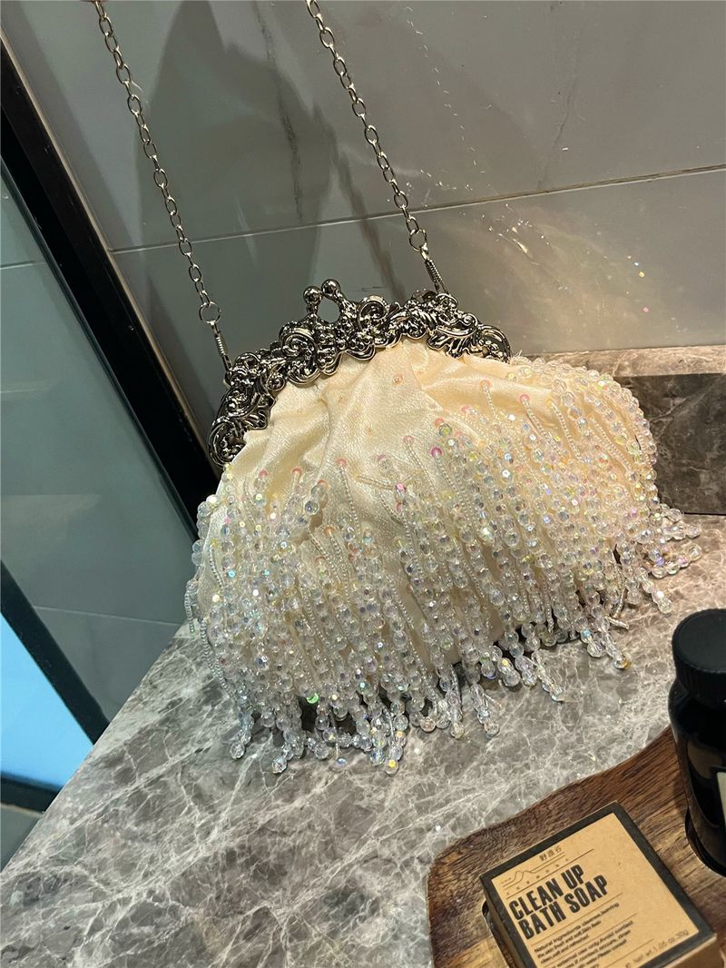 Borsa a tracolla in raso con frange di perle, nuova moda donna autunno/inverno 2025_voghion.com