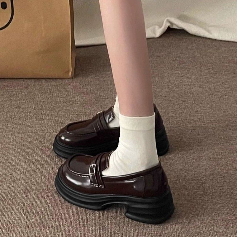 2025 Frühjahr Neue vielseitige schwarze Lederschuhe im britischen Stil mit dicken Slippern und weicher Sohle und runder Spitze_voghion.com