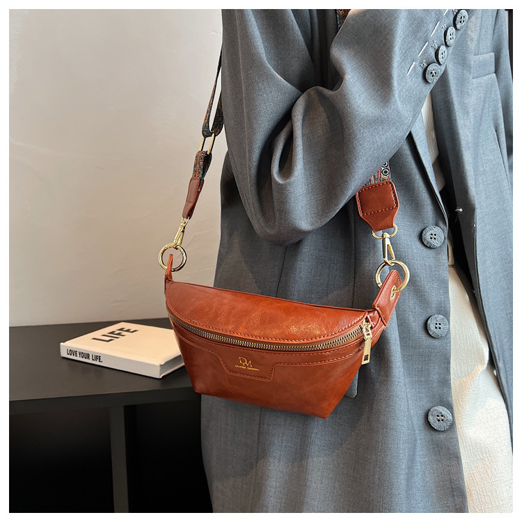 Déi trendy Täsch vun dësem Joer mat engem Gefill vu Luxus 2024 Nei modesch Tailletasch Villsäiteg Instagram-Stil Summer Crossbody-Tasch Damentasch Broschttasch_voghion.com