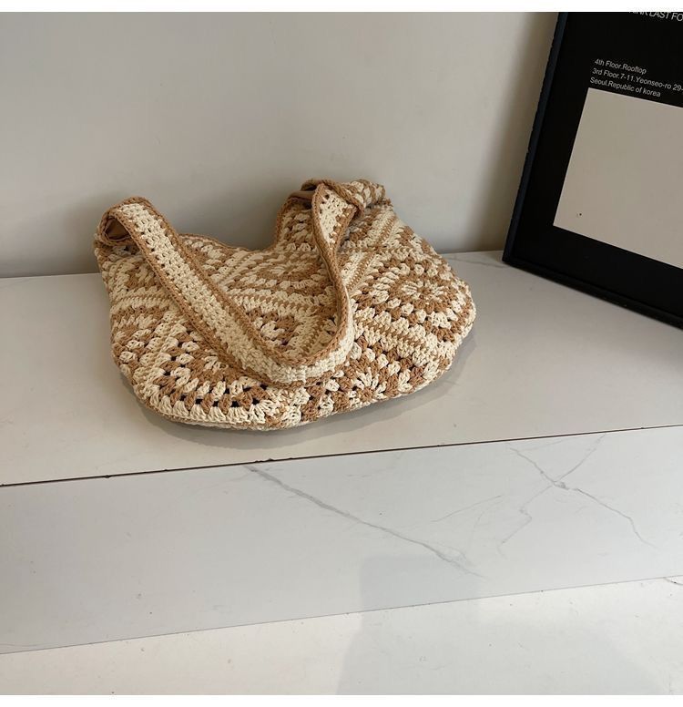 2025 Neue gewebte Blumentasche, handgewebte Daisy-Strohtasche, tragbare Umhängetasche für Damen am Meer_voghion.com