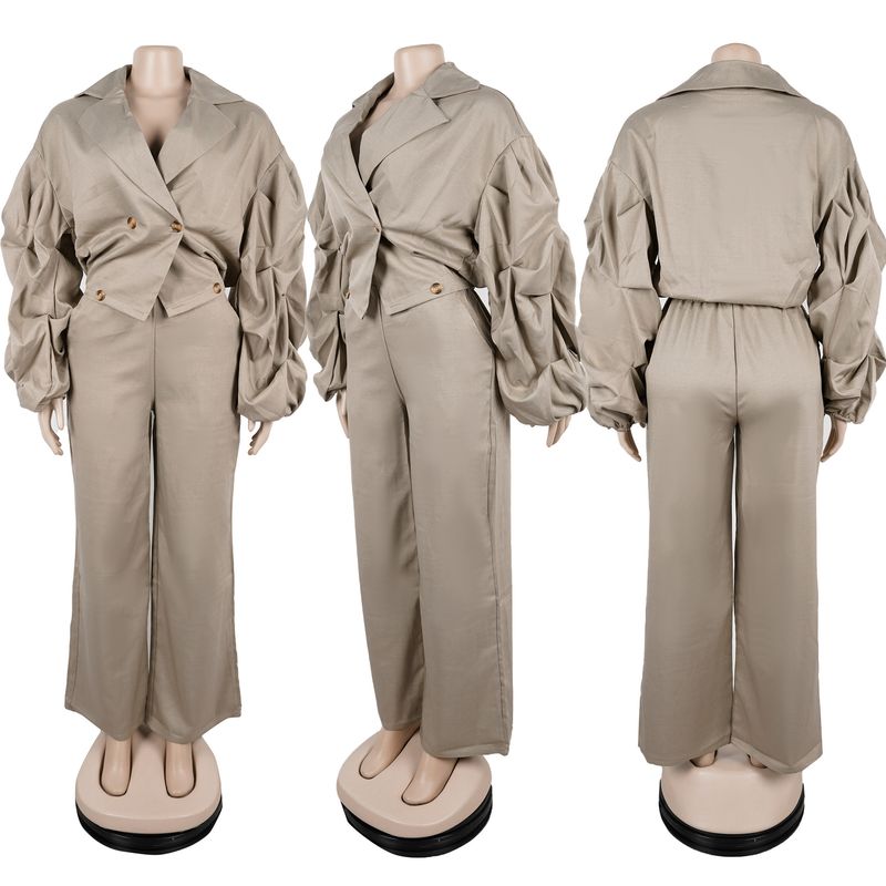 Completo da donna per il pendolarismo: camicetta con ampio risvolto e pantaloni con maniche a pieghe_voghion.com