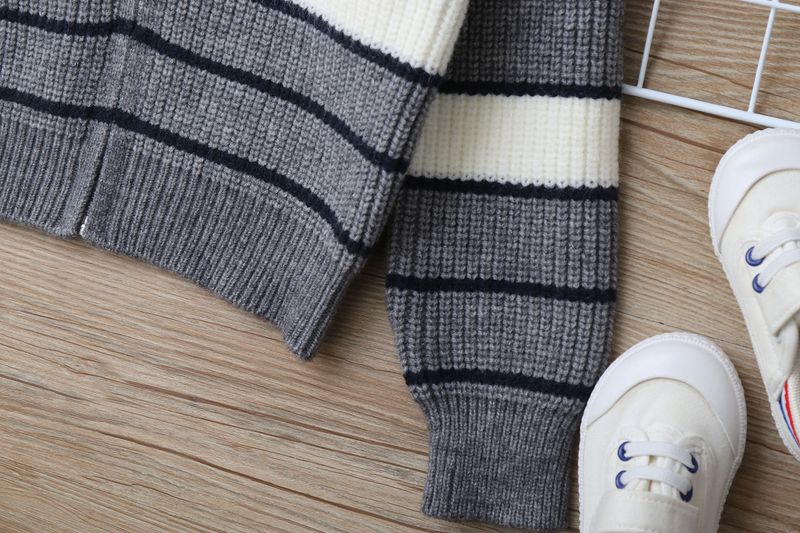 Strickjacke aus Lammwolle für Mutter und Kind, weicher, warmer Strickpullover für große Kinder (ab 8 Jahren), gestreiftes Design, lange Ärmel, Stehkragen (Grau/Marineblau)_voghion.com