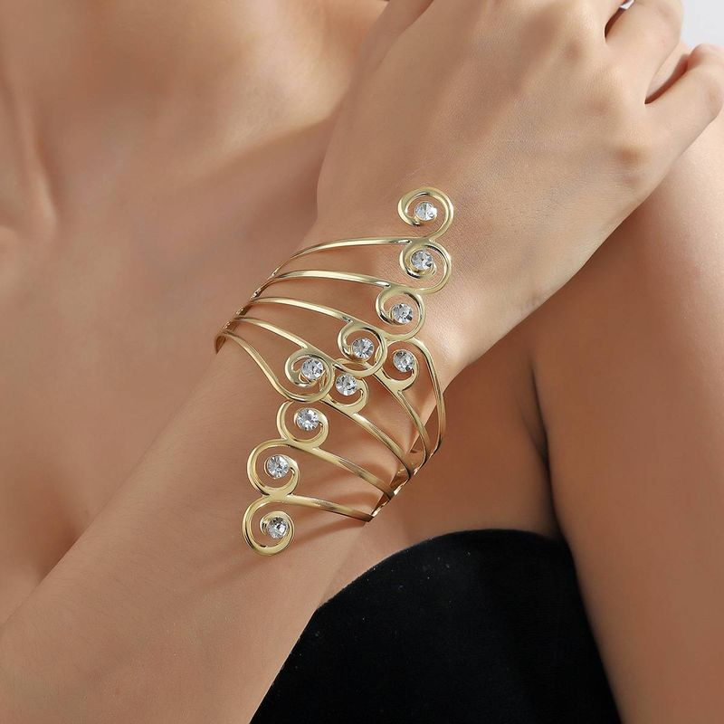 Neu Flügelförmiges Dia Intarsien Modisches Armband Für Frauen Mit Übertrieben Aushöhlen Vintage Exquisite Armband_voghion.com