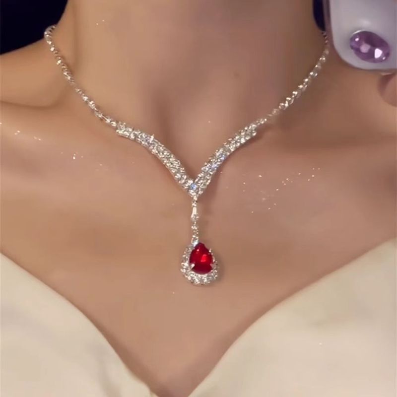 Ensemble de collier en zircon rouge super brillant avec diamants et design de niche, chaîne de clavicule exquise, personnalité haut de gamme, mode tempérament_voghion.com