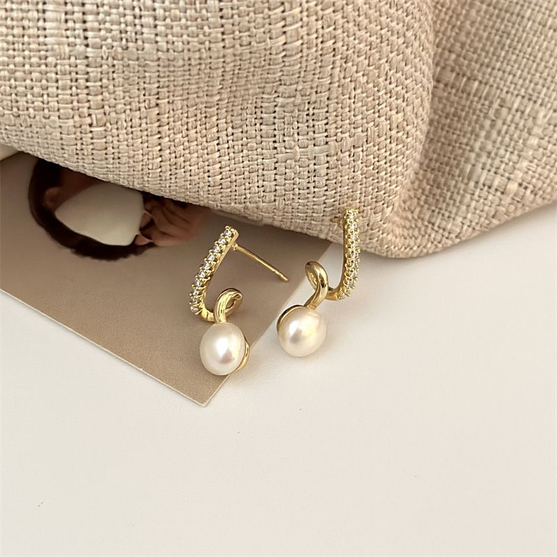 Hochwertige, elegante Ohrringe mit zarten, kleinen geometrischen S-förmigen Perlen aus natürlichen Süßwasserperlen_voghion.com