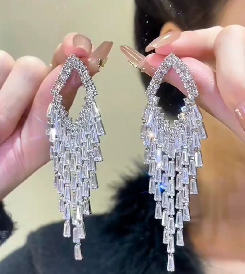 Copper alloy diamond-set waterfall earrings, silver temperament drooping geometric tassel light luxury thin earrings_voghion.com