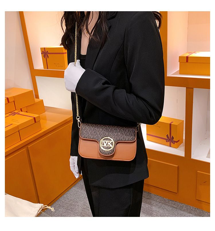 2023 Zomer Nieuwe Tas Damesmode Europese en Amerikaanse Contrast Bedrukte Ketting Een Schouder Crossbody Grote Capaciteit Kleine Vierkante Tas_voghion.com