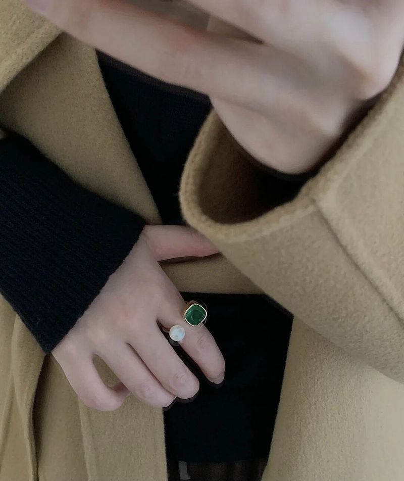 Damen-Cape-Mantel aus Wolle mit asymmetrischem Bindegürtel – doppelseitiger Kaschmir-Wickelmantel für Herbst und Winter in Schwarz und Camel_voghion.com