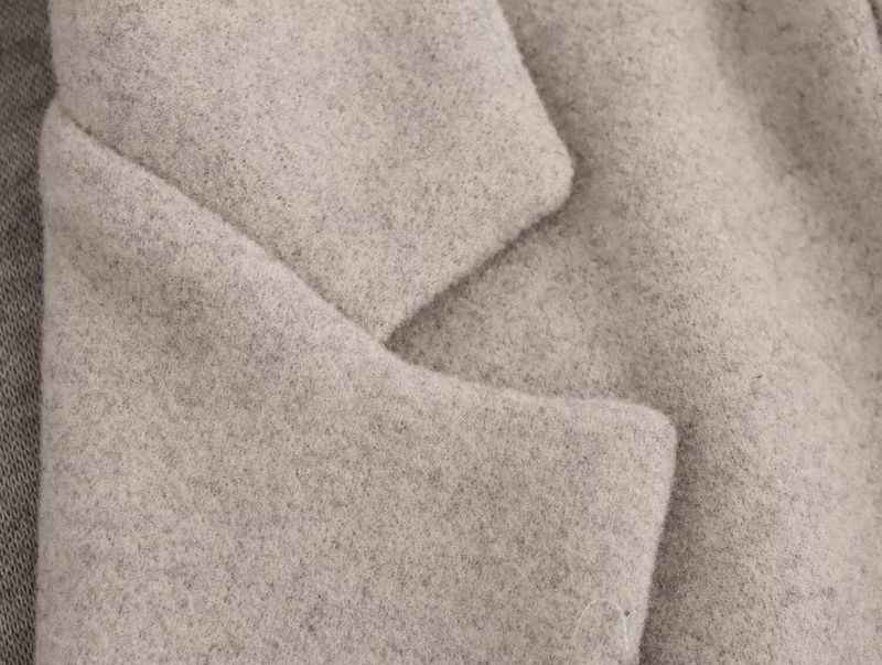 Cappotto autunnale da donna – Trench morbido di ispirazione francese con bottoni e collo in pelliccia sintetica (XS/S/M/L, cachi/nero/crema)_voghion.com
