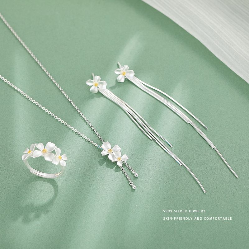 Conjunto de joias femininas com tema de gardênia em prata fina 999: colar com pingente delicado de clavícula, brincos temperamentais e anel sofisticado_voghion.com