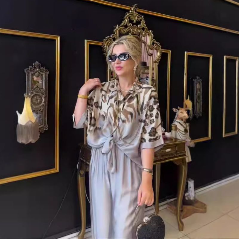 Nuovo top stampato irregolare estivo 2024 con pantaloni lunghi con spacchi, elegante set da due pezzi, antirughe, comodo, sinonimo di capo_voghion.com