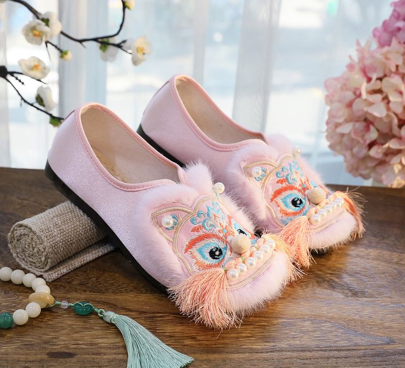 ShoeGlobe 2025 Neue flache Schuhe im chinesischen Stil, Retro-Ethno-Design, bestickt mit Tigerkopf-Motiv für Damen_voghion.com