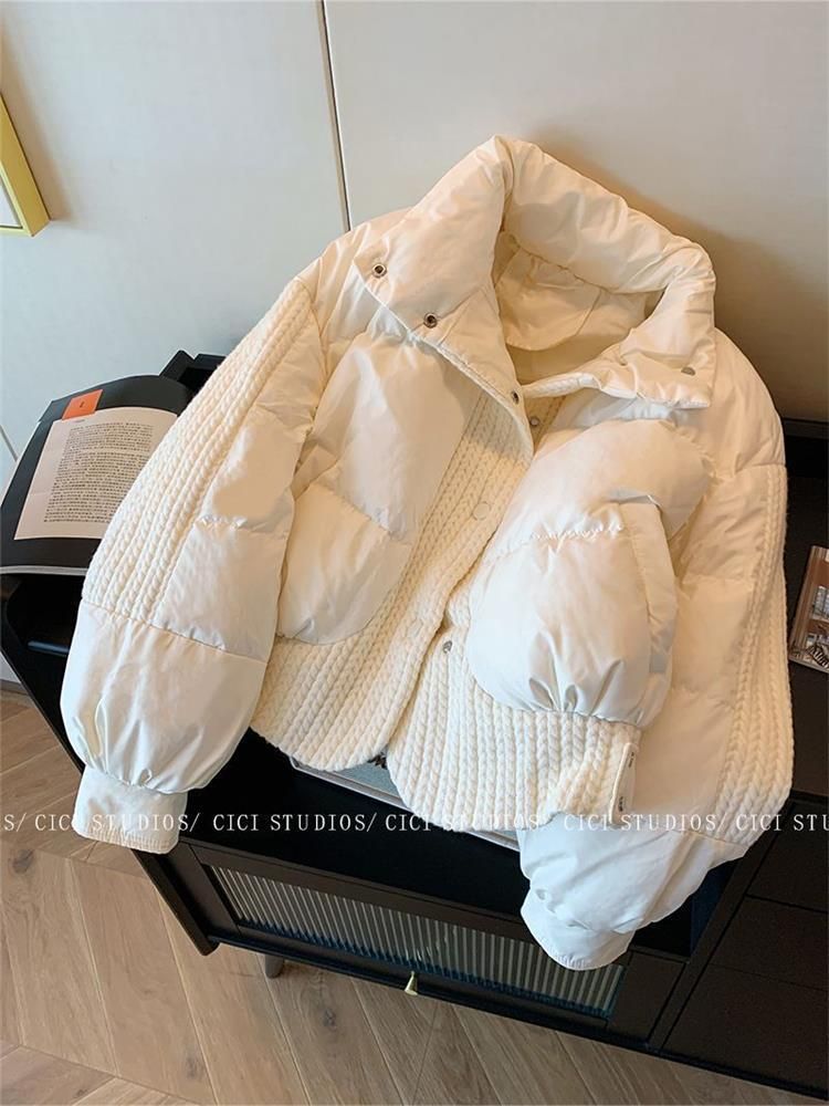 Kurze Pufferjacke mit Strickkragen – Winterweißer Kunstdaunenmantel aus Sherpa-ähnlichem Stoff (S-2XL, schmaler A-Linien-Schnitt)_voghion.com