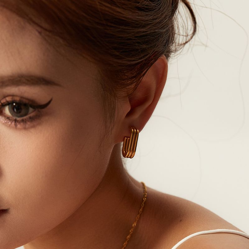 Orecchini aperti a forma di U con triplo anello in acciaio inossidabile e titanio dorato geometrico stile INS_voghion.com