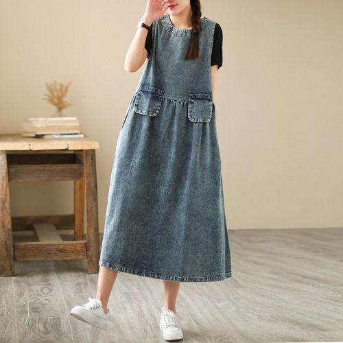 Abito in denim bianco lavato senza maniche con doppie tasche, scollo rotondo, gonna ampia e coprente la pancia, lungo_voghion.com
