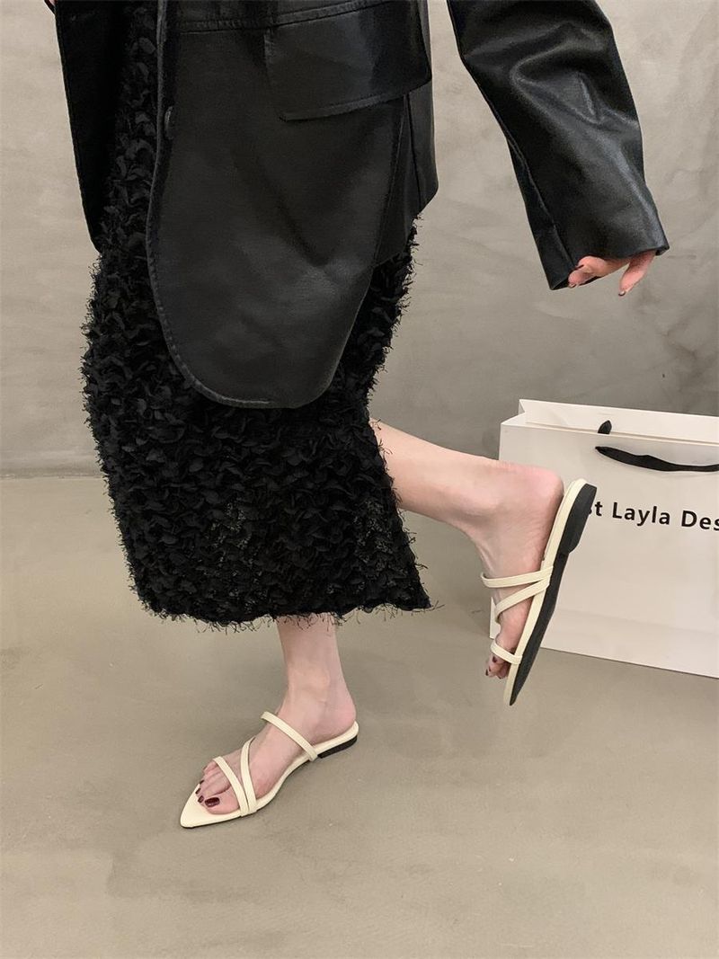 Sandali neri a nicchia piccoli per abbigliamento da esterno da donna, estate 2025, nuovi sandali con cinturino sottile, fondo piatto e punta in stile francese_voghion.com