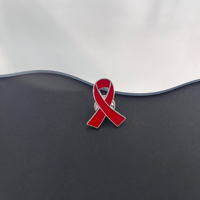 Broche de fita vermelha com logotipo em forma de coração esmaltado em liga metálica, símbolo internacional de AIDS e HIV, crachá promocional para eventos beneficentes_voghion.com