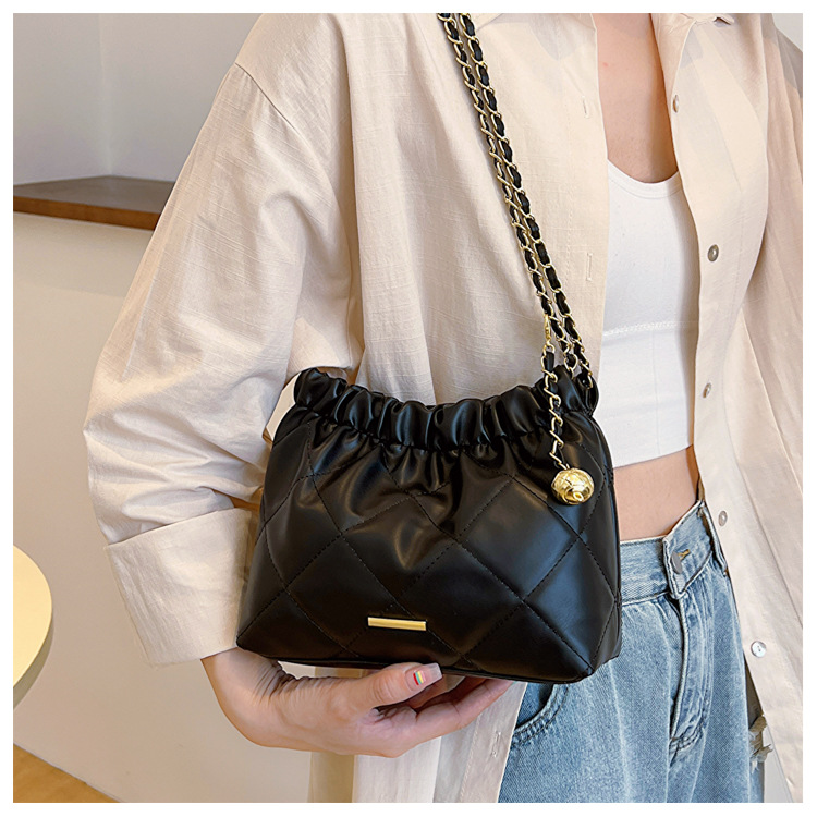 Crossbody-väska för kvinnor, mjukt läder, stor kapacitet Modeveckad kedja Axelväska Fritidsväska Crossbody-väska med dragsko_voghion.com