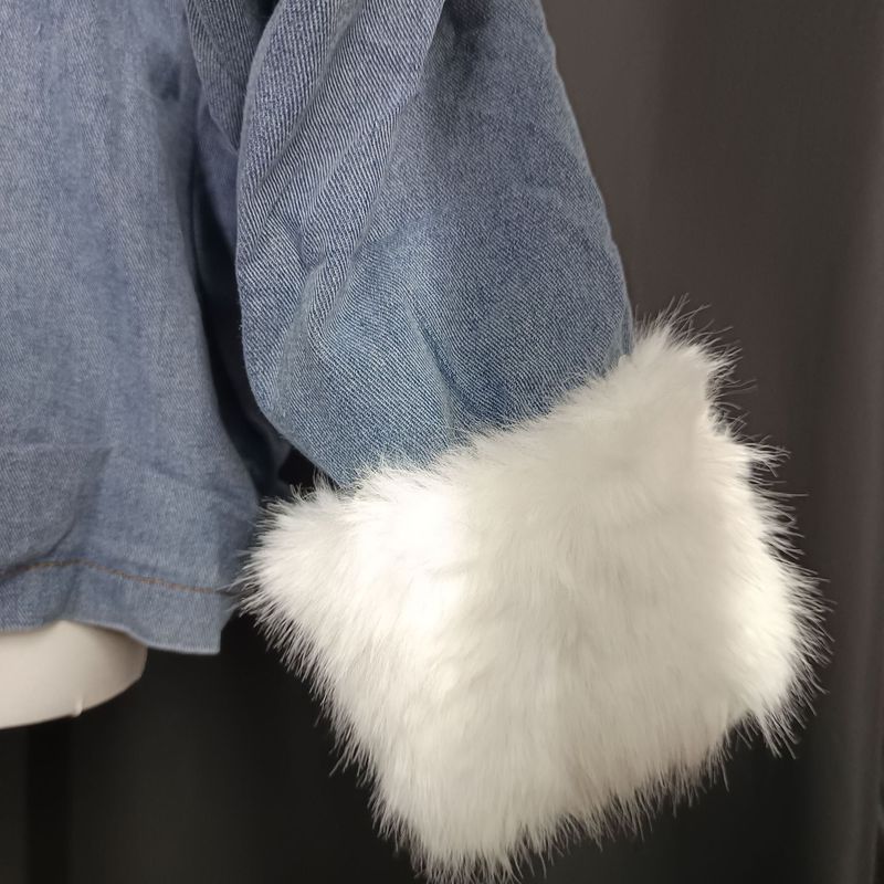 Puszysta kurtka dżinsowa z kołnierzem ze sztucznego futra dla kobiet – jasnoniebieski, vintage'owy, sprany płaszcz w stylu streetwear z przytulną podszewką z polaru_voghion.com