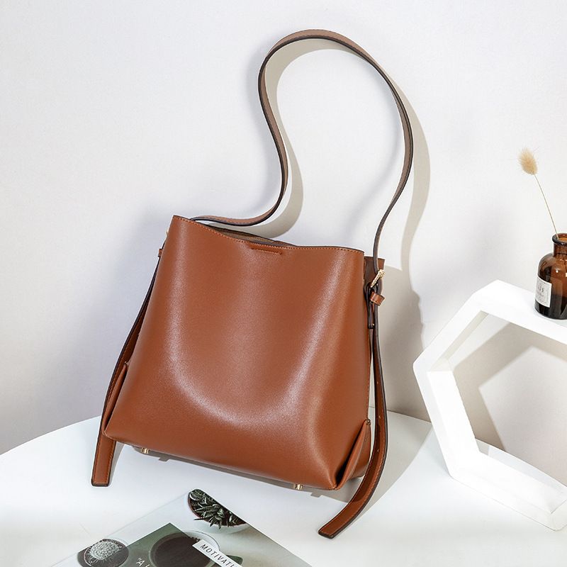2025 British Niche Design Bucket New Commuter Shoulder Crossbody Tote Bag_voghion.com
