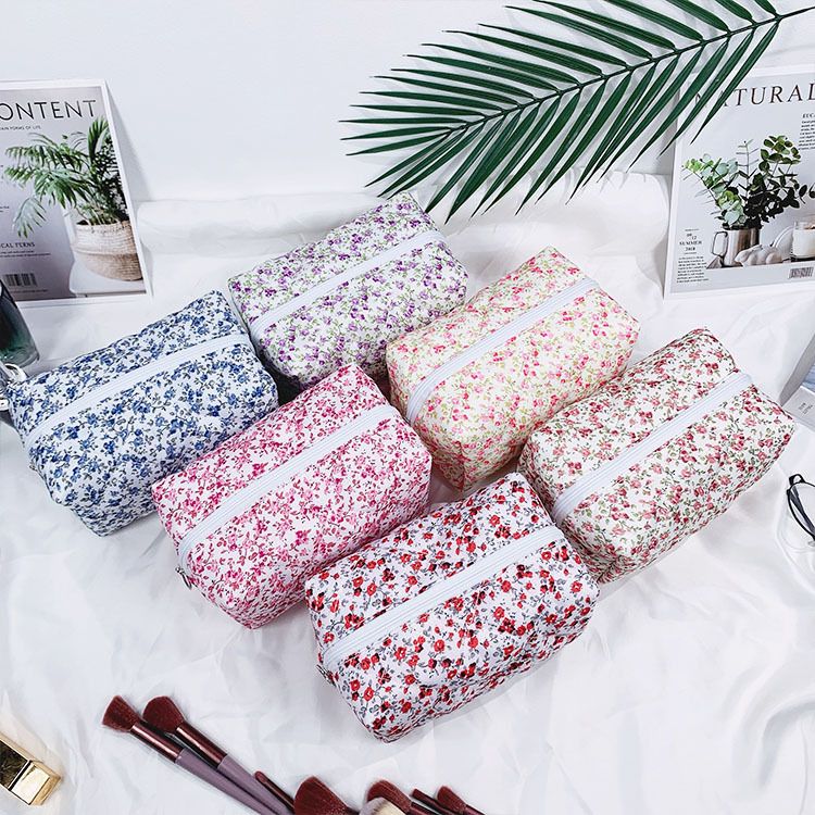 Make-up-Tools Zubehör Gesteppte Stickerei Kleine Blumenkosmetiktasche Große Kapazität Tragbare Baumwollhandtasche Frische und einfache Waschtasche_voghion.com
