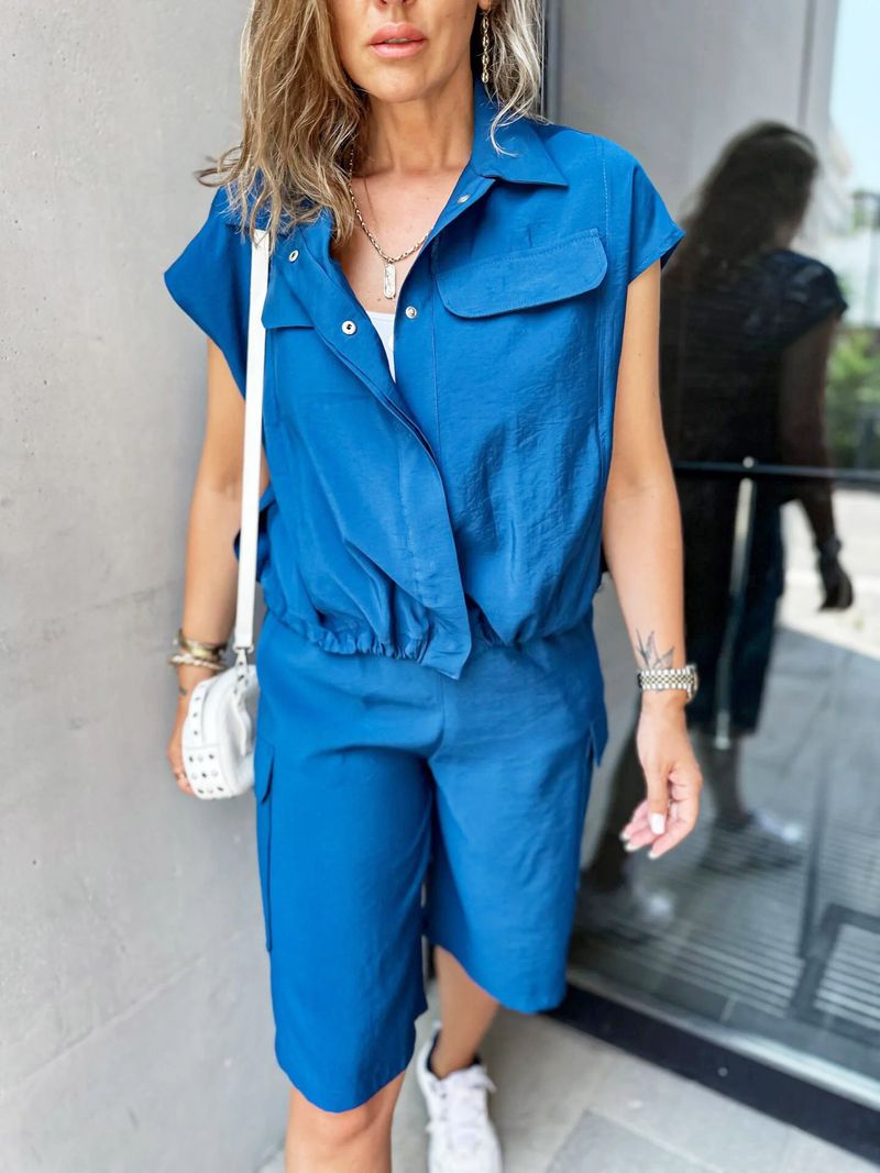 Completo da donna in due pezzi, casual, ampio, tinta unita, con camicia e pantaloncini, colletto rovesciato_voghion.com