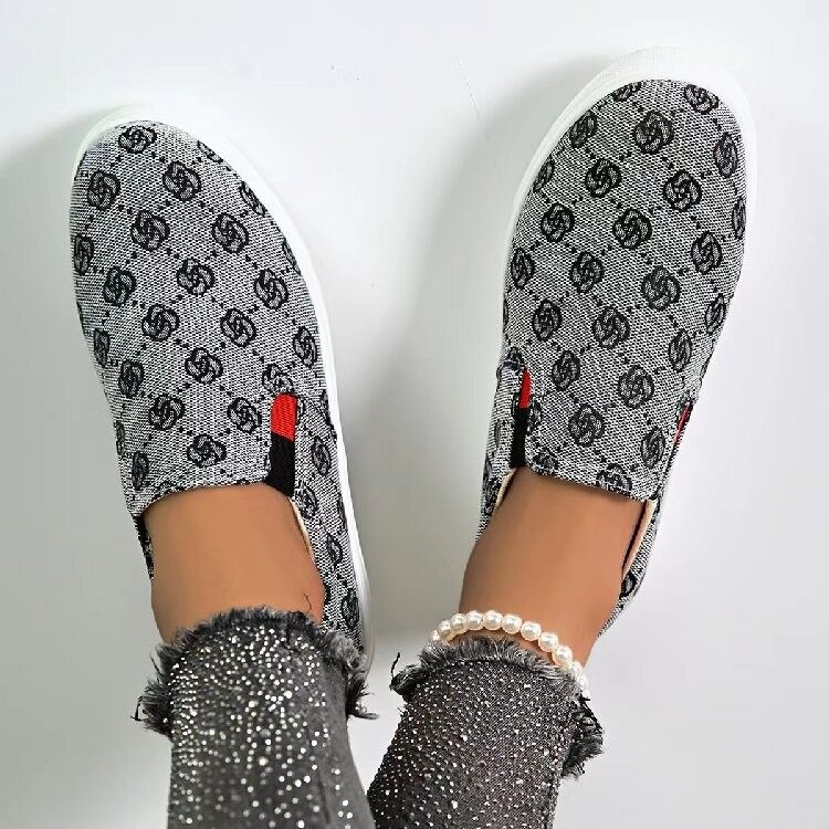 Los zapatos casuales de mujer son cómodos y populares en casa._voghion.com