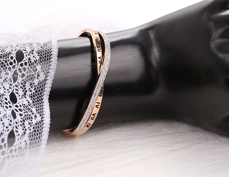 Romerska bokstäver titan stål armband ihåliga kvinnliga brev spänne armband K guldstjärna armband_voghion.com