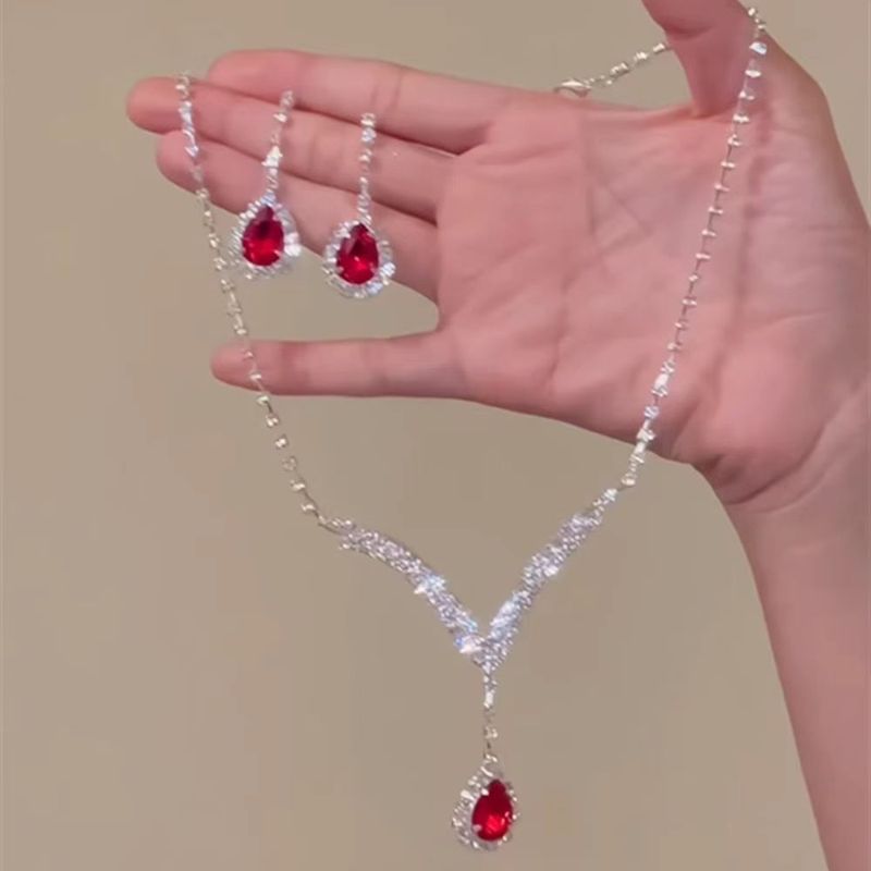 Ensemble de collier en zircon rouge super brillant avec diamants et design de niche, chaîne de clavicule exquise, personnalité haut de gamme, mode tempérament_voghion.com
