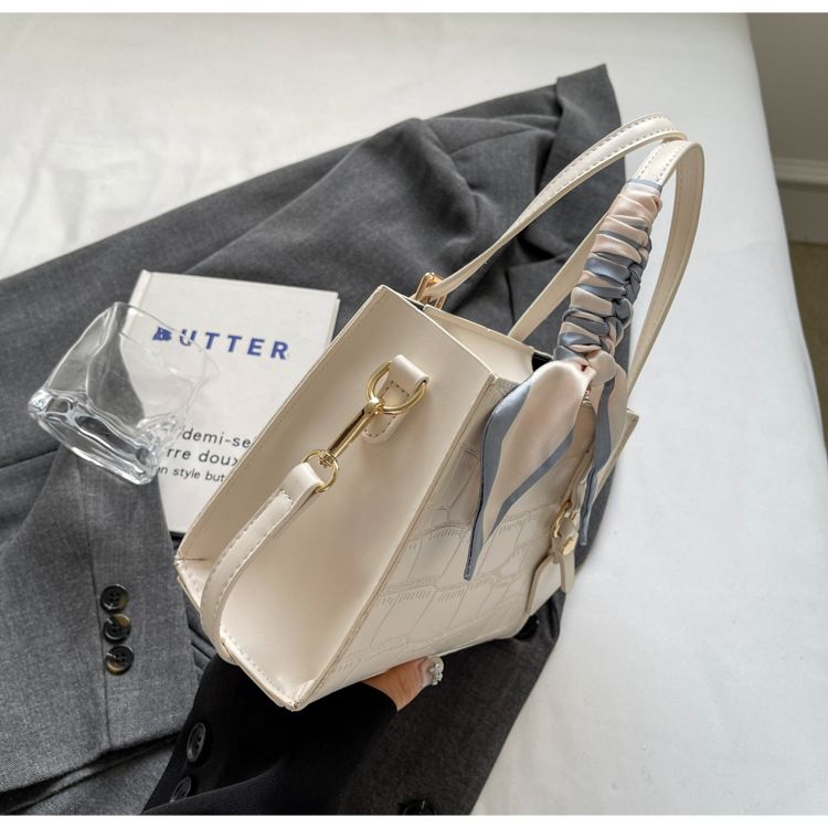 2024 New Large Capacity Handheld Fashionable Casual Commuter Single Shoulder Crossbody Mom Texture Women's Square Bag_voghion.com