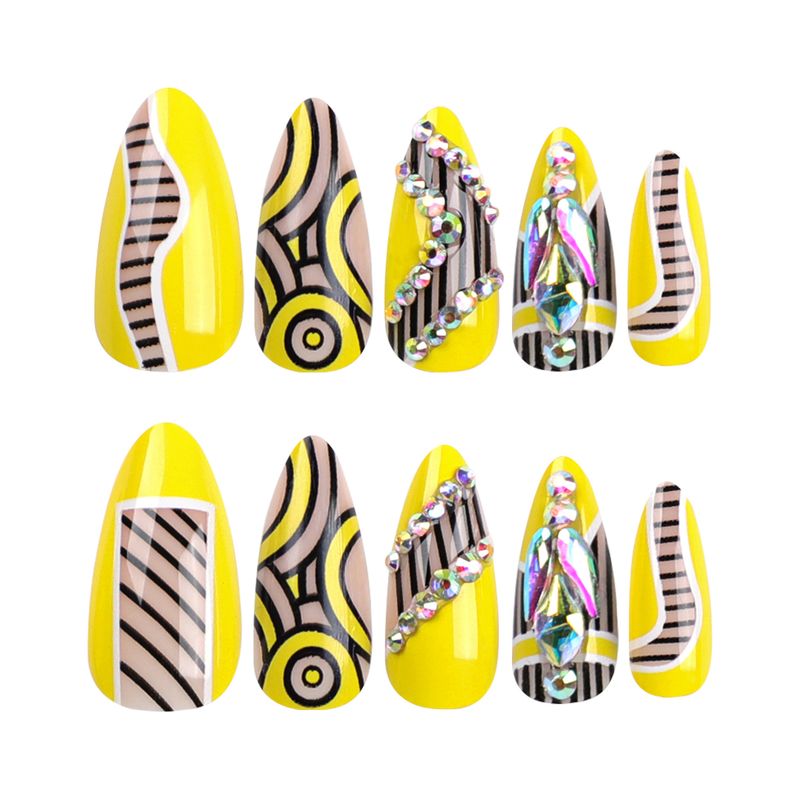Kreatives abstraktes Muster mit funkelnden Diamantstreifen, abnehmbaren Nagelclips und künstlichen Nägeln_voghion.com