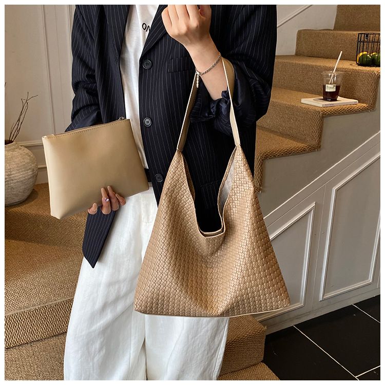 Retro Large-capacity Bag Shoulder Bag Woven Pattern Casual Commuter Tote Bag_voghion.com