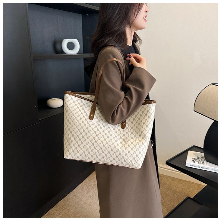 Spacious & Stylish Women's Tote Bag For Daily Commute - Fashionable Crossbody Handbag With Zipper Closure, Lightweight PU Material_voghion.com