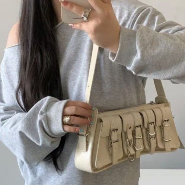 Nischendesign, dunkler Stil, mehrere Unterarme, neue Mode für Herbst/Winter 2025, hochwertige Gürtelschnalle, ovale Motorradtasche, modisch_voghion.com