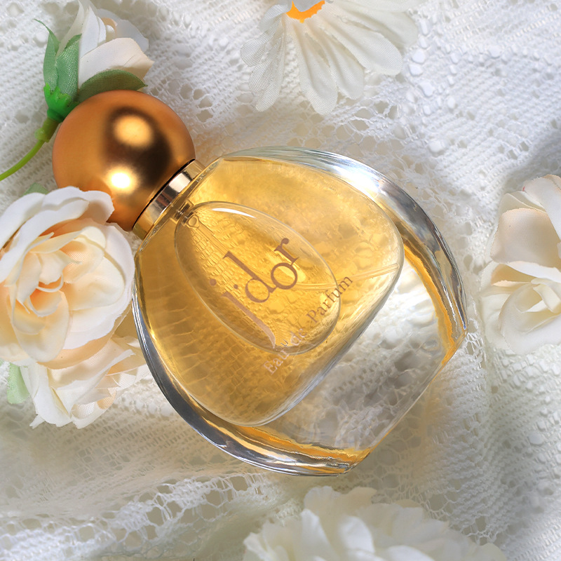 la nuova fragranza SACO accompagna la tua vita. Il profumo della signora ha una fragranza leggera e duratura, fresca e naturale_voghion.com